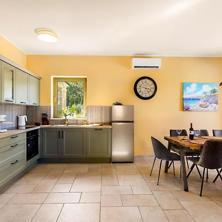 Pinaza B * Vrbnik (Primorje-Gorski Kotar)